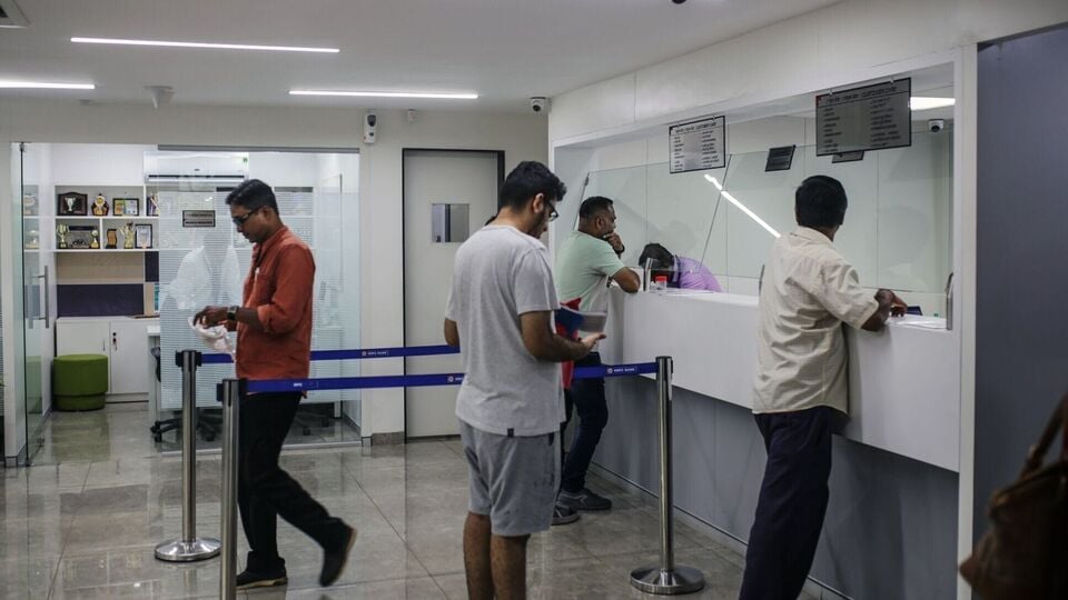 প্রতি মাসেই ব্যাঙ্কগুলিতে কোন কোন তারিখে ছুটি থাকবে, তার একটি তালিকা প্রকাশ করে রিজার্ভ ব্যাঙ্ক অফ ইন্ডিয়া। ২০২৫ সালের জুলাই মাসে ব্যাঙ্কগুলিতে কতদিন ছুটি থাকবে, তা নিয়েও প্রকাশ করা হয় একটি তালিকা। দেখে নেওয়া যাক, তারিখের ভিত্তিতে জুলাই মাসে কোন কোন রাজ্যে ব্যাঙ্ক কতদিন বন্ধ থাকছে।