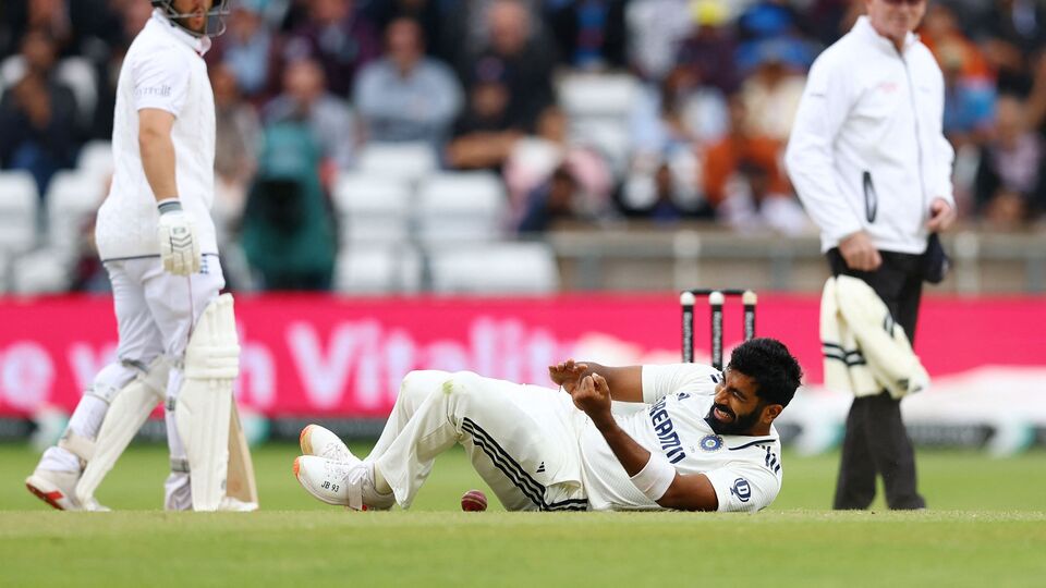 যে টেস্ট ম্যাচটা জেতার কথা ছিল, তাতে হেরে গিয়েছে ভারত। আর সেই ধাক্কা সামলে ওঠার আগেই নয়া বিপদের সামনে পড়তে চলেছে টিম ইন্ডিয়া। ওয়ার্কলোড ম্যানেজমেন্টের জন্য সম্ভবত দ্বিতীয় টেস্টে জসপ্রীত বুমরাহকে বিশ্রাম দেওয়া হবে। সংবাদমাধ্যম ইন্ডিয়ান এক্সপ্রেসের প্রতিবেদন অনুযায়ী, তৃতীয় টেস্টে ফের বুমরাহকে খেলানো হতে পারে। যে টেস্ট শুরু হবে আগামী ১০ জুলাই থেকে। (ছবি সৌজন্যে রয়টার্স)
