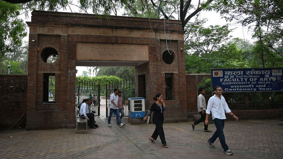 দিল্লি বিশ্ববিদ্যালয়ের এমএ পলিটিক্যাল সায়েন্স কোর্স থেকে এই বিষয়গুলি বাদ দেওয়ার পদক্ষেপটি অবশ্য ভালো চোখে দেখছে না ফ্যাকাল্টি। তাঁরা যুক্তি দিয়েছিলেন, পড়ুয়াদের বর্তমান ভূ-রাজনৈতিক প্রেক্ষাপট বুঝতে সমস্যা হতে পারে। এই আবহে স্ট্যান্ডিং কমিটির সদস্য ডঃ মনামী সিনহা বলেন, যখন বিশ্ববিদ্যালয়ের অ্যাকাডেমিক বিষয়গুলি নিয়ে আলোচনা করা হচ্ছিল, তখন রাষ্ট্রবিজ্ঞানের পোস্ট গ্র্যাজুয়েট পাঠ্যক্রমটি 'উল্লেখযোগ্য স্ক্রুটিনির' আওতায় আসে। (Hindustan Times)
