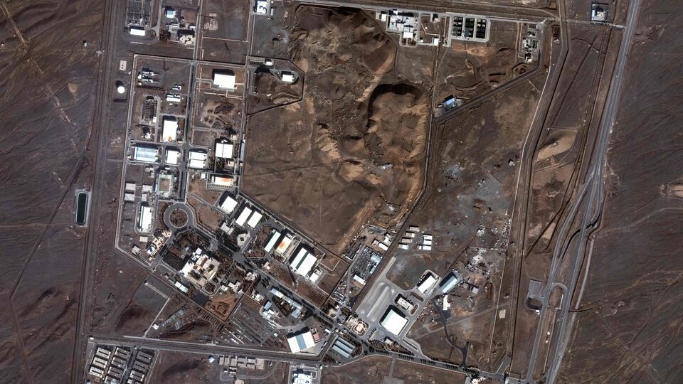 ইরানের পরমাণু কাঠামোগুলির ওপর যে আমেরিকা হামলা করল, তাতে কতটা ক্ষয়ক্ষতি হয়েছে? এই নিয়ে ধোয়াঁশার অন্ত নেই। এরই মাঝে সম্প্রতি আবার সিএনএন এবং নিউ ইয়র্ক টাইমসের রিপোর্টে দাবি করা হয়, পেন্টাগনের গোয়েন্দাদের মূল্যায়ন অনুযায়ী, ইরানের পরমাণু স্থাপনাগুলো পুরোপুরি ধ্বংস হয়নি। এরই মাঝে এবার এই ইস্যুতে মুখ খুলল সিআইএ। (AFP)