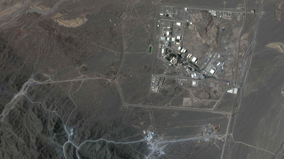 এর আগে রিপোর্টে দাবি করা হয়েছিল, মার্কিন প্রতিরক্ষা গোয়েন্দা সংস্থার (ডিআইএ) প্রতিবেদনে বলা হয়েছে, ইরানের পারমাণবিক সক্ষমতা মাত্র কয়েক মাস পিছিয়ে গেছে মার্কিন হামলায়। তা পুরোপুরি নির্মূল করা হয়নি। মূল্যায়ন অনুসারে, ২২ জুনের হামলায় ফোরদো, নাতাঞ্জ এবং ইসফাহানের সাইটগুলিতে যথেষ্ট ক্ষতি হয়েছে। তবে ইরানের পারমাণবিক পরিকাঠামো মূলত অক্ষত রয়েছে। (AFP)