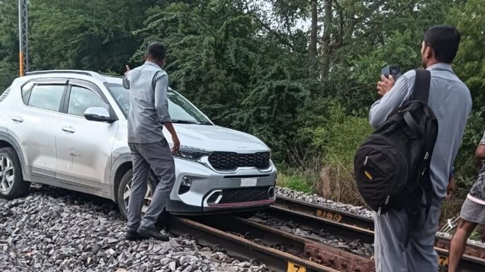 রেললাইনের ওপর ছুটছে বেপরোয়া গাড়ি! বন্ধ ট্রেন চলাচল, তেলাঙ্গানায় হুলুস্থুল (সৌজন্যে টুইটার  )