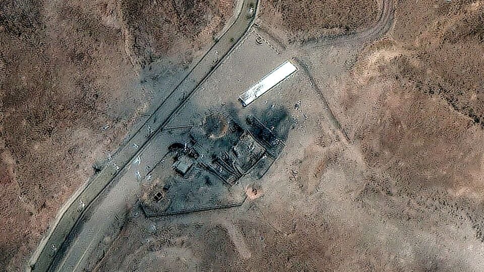 ইরানের ওপর হামলার পর থেকেই ট্রাম্প দাবি করে এসেছিলেন, ইরানের পরমাণু কর্মসূচি পুরোপুরি ধ্বংস করে দিয়েছে আমেরিকা। তবে বৃহস্পতিবার নেদারল্যান্ডসে সাংবাদিকদের মুখোমুখি হয়ে ইরানের পরমাণু কেন্দ্রগুলির ক্ষয়ক্ষতি নিয়ে নিজেও সংশয় প্রকাশ করেছিলেন ট্রাম্প। তিনি বলেছিলেন, হামলার বিষয়ে গোয়েন্দা তথ্য 'অসম্পূর্ণ'। (via REUTERS)