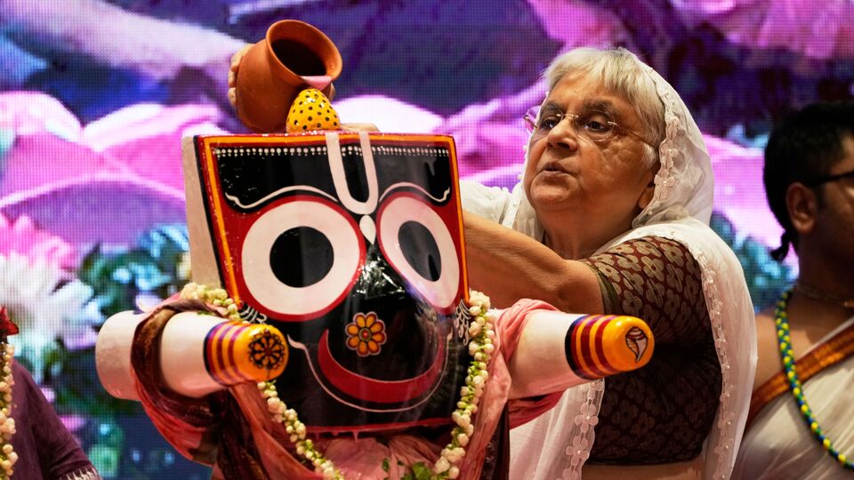 ভক্তি ও ভালোবাসার এই দিনে, আপনার সকল ইচ্ছা পূরণ হোক। রথযাত্রার আনন্দ ছড়িয়ে পড়ুক সবার মাঝে। শুভ রথযাত্রা!(AP)