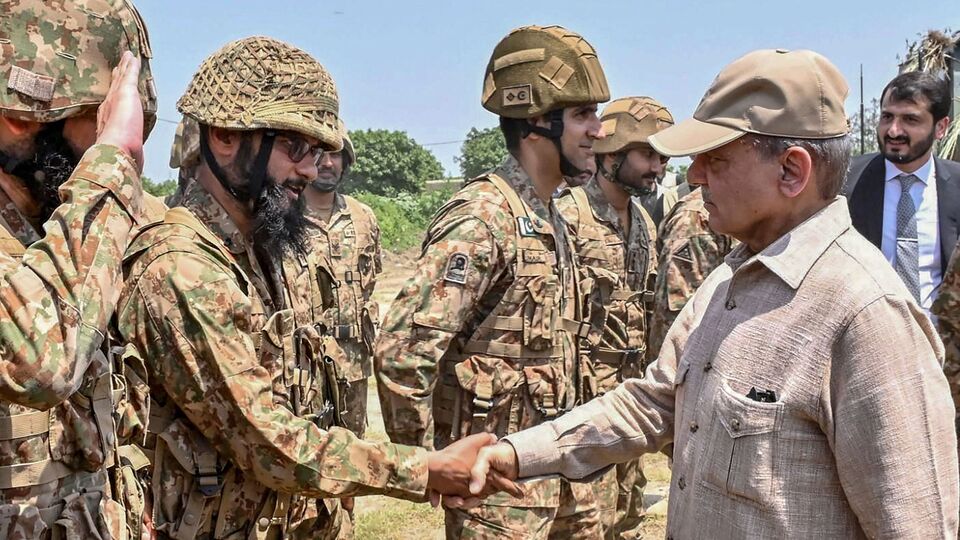 এদিকে পাকিস্তানের রাষ্ট্রীয় টেলিভিশনের 'এক্স' চ্যানেলে প্রকাশিত এক বিবৃতিতে বলা হয়েছে, মার্কিন সেক্রেটারি অফ স্টেট মার্কো রুবিওর সঙ্গে টেলিফোনে আলাপকালে শাহবাজ শরিফ ভারতের সঙ্গে আলোচনায় বসার ইচ্ছে প্রকাশ করেন। শরিফ নাকি আরও বলেন, 'পাকিস্তান সম্পর্কে প্রেসিডেন্ট ট্রাম্পের ইতিবাচক বক্তব্য দক্ষিণ এশিয়ায় স্থায়ী শান্তির জন্য সবচেয়ে উৎসাহব্যঞ্জক। তবে এই শান্তি কেবলমাত্র পাকিস্তান ও ভারতের মধ্যে অর্থবহ সংলাপ শুরু করার মাধ্যমেই সম্ভব হতে পারে।' (AFP)