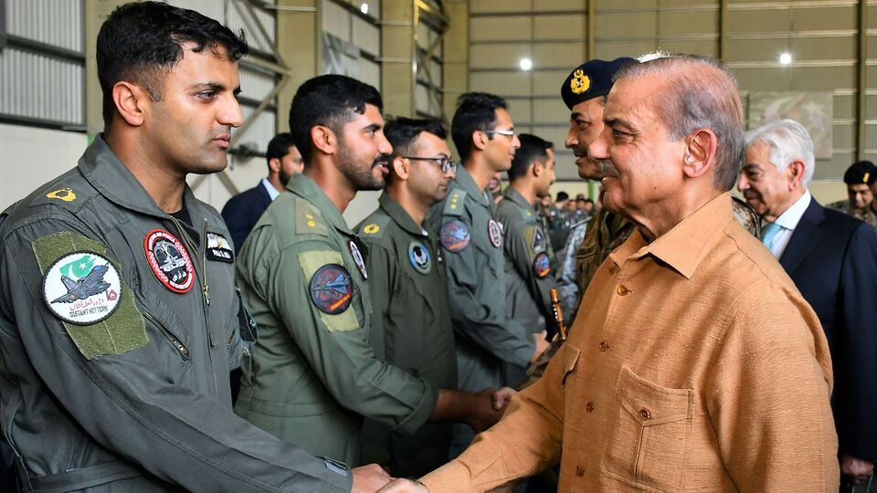 এদিকে ভারত স্পষ্ট জানিয়ে দিয়েছে, পাকিস্তানের সঙ্গে পাক অধিকৃত কাশ্মীরের ফেরনো এবং সন্ত্রাসবাদ ইস্যুতেই একমাত্র আলোচনা করবে তারা। তবে এর আগে মে মাসের শেষের দিকে আজারবাইজানের লাচিনে পাকিস্তান-তুর্কি-আজারবাইজান ত্রিপক্ষীয় শীর্ষ সম্মেলনে শরিফ বলেন, উভয় পক্ষের একসঙ্গে বসে বিষয়গুলোর সমাধান করা উচিত। এর আগে ইরানের রাজধানী তেহরানেও তিনি বলেছিলেন, সব বিরোধ নিষ্পত্তির জন্য তিনি ভারতের সঙ্গে আলোচনায় বসতে প্রস্তুত। তবে ভারত এই সব কথায় কান দিচ্ছে না। (AFP)