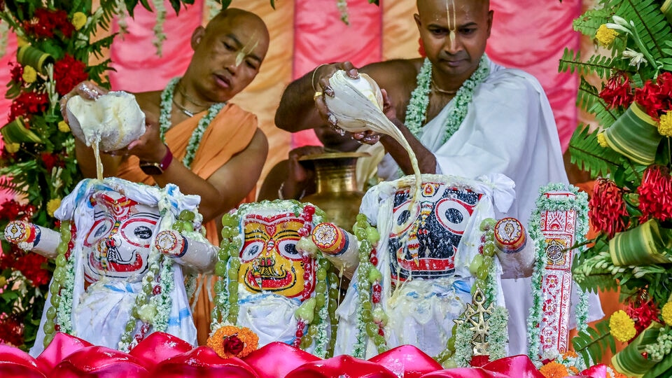 জগতের নাথ জগন্নাথ আপনার জীবনকে আলোয় ভরে দিন। রথযাত্রার এই পুণ্যতিথিতে আপনার সকল মনোবাঞ্ছা পূর্ণ হোক।শুভ রথযাত্রা