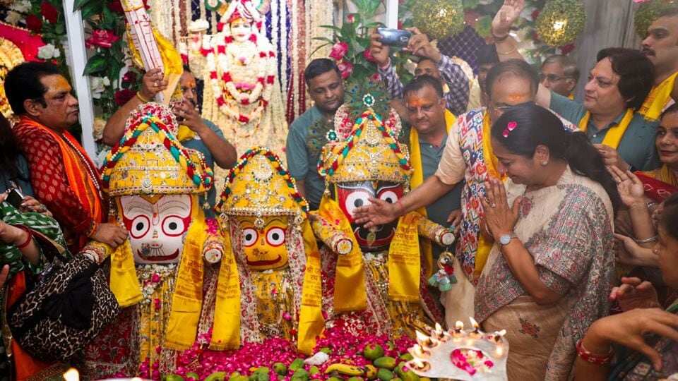 জীবনের সকল বাধা পেরিয়ে আপনার রথ এগিয়ে চলুক সাফল্যের পথে। মহাপ্রভুর কৃপা সর্বদা আপনার সাথে থাকুক।শুভ রথযাত্রা!(@gupta_rekha)