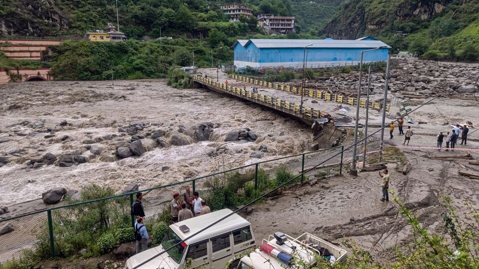 খবর পেয়ে উদ্ধারকাজে নামে রাজ্য বিপর্যয় মোকাবিলা বাহিনী। স্থানীয় প্রশাসন, গ্রাম পঞ্চায়েত এবং হিমাচলের রাজস্ব বিভাগও সাহায্যের হাত বাড়িয়ে দেয়। উদ্ধার অভিযানে এখনও পর্যন্ত ২ মৃত শ্রমিকের দেহ উদ্ধার করা সম্ভব হয়েছে। এখনও অধিকাংশ শ্রমিক নিখোঁজ। এই আবহে নিখোঁজ শ্রমিকদের খুঁজে বের করতে অভিযান জারি আছে। তবে খারাপ আবহাওয়ার জন্য সমস্যায় পড়তে হচ্ছে উদ্ধারকারী দলকেও। (PTI)