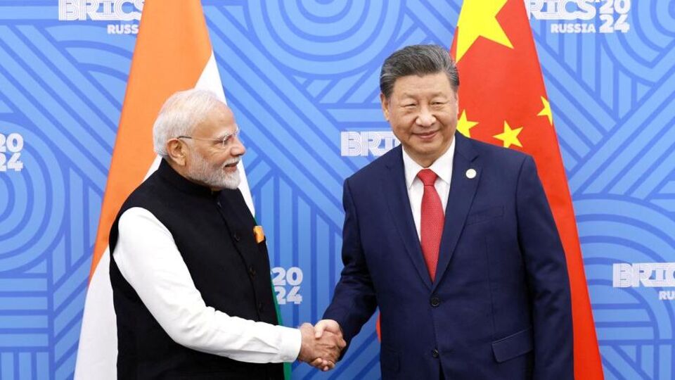 ব্রাজিলের রিও ডি জেনিরোতে ব্রিকস শীর্ষ সম্মেলনের প্রস্তুতি চলছে। এদিকে চিনের প্রেসিডেন্ট শি জিনপিং সম্মেলনে যোগ দিচ্ছেন না বলে খবর পাওয়া গেছে। বলা হচ্ছে, প্রধানমন্ত্রী নরেন্দ্র মোদীকে ব্রাজিলে রাষ্ট্রীয় ভোজসভায় আমন্ত্রণ জানানোর কারণেই জিনপিং এই পদক্ষেপ নিয়েছেন। তবে এ বিষয়ে আনুষ্ঠানিক কোনও ঘোষণা আসেনি। বিশেষ বিষয় হল, এক দশকের মধ্যে এবারই প্রথম চিনা প্রেসিডেন্ট সম্মেলনে উপস্থিত থাকবেন না। (HT_PRINT)