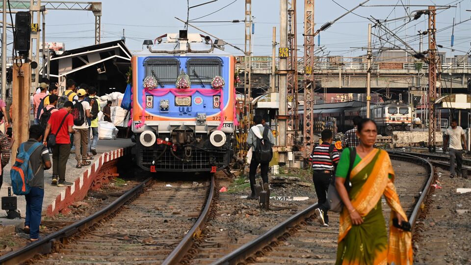 যদিও পুরুলিয়া-হাওড়া (ভায়া মসাগ্রাম) ইন্টারসিটি এক্সপ্রেসের টাইমটেবিল এখনও সরকারিভাবে প্রকাশ করা হয়নি। সূত্রের খবর, খুব শীঘ্রই সম্পূর্ণ টাইমটেবিল প্রকাশ করে দেওয়া হবে ভারতীয় রেলের তরফে। তখনই জানিয়ে দেওয়া হবে যে কবে থেকে পুরুলিয়া-হাওড়া (ভায়া মসাগ্রাম) ইন্টারসিটি এক্সপ্রেসের নিয়মিত পরিষেবা চালু হবে। (ছবিটি প্রতীকী, সৌজন্যে সমীর জানা/হিন্দুস্তান টাইমস)