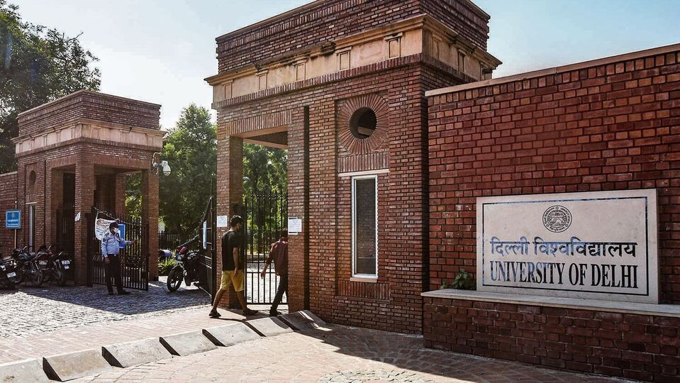 দিল্লি বিশ্ববিদ্যালয়ের এমএ রাষ্ট্রবিজ্ঞানের পাঠ্যক্রম থেকে পাকিস্তান, চিন, ইসলাম এবং রাজনৈতিক সহিংসতার উল্লেখ সরানো হতে পারে। 'পাকিস্তান ও বিশ্ব', 'সমসাময়িক বিশ্বে চিনের ভূমিকা', 'ইসলাম ও আন্তর্জাতিক সম্পর্ক', 'পাকিস্তান: রাষ্ট্র ও সমাজ' এবং 'ধর্মীয় জাতীয়তাবাদ ও রাজনৈতিক সহিংসতা' বিষয়গুলি বাদ দেওয়া হতে পারে সিলেবাস থেকে। 