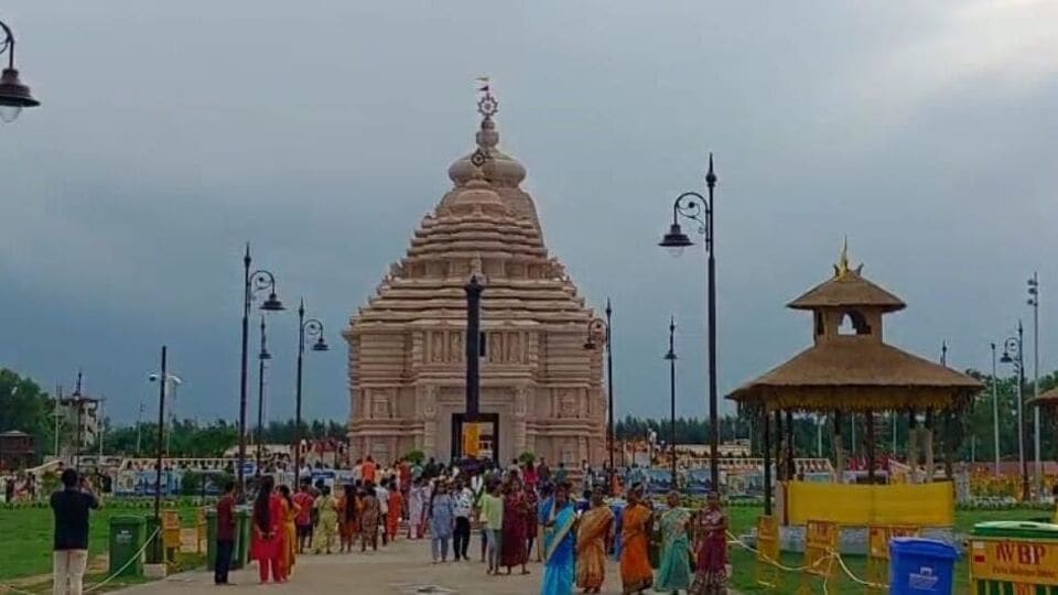 রথের চাকার ঘর্ষণে আপনার জীবনের সকল বাধা দূর হোক। রথযাত্রার এই উৎসব আপনার জীবনে নতুন আলোর দিশা নিয়ে আসুক।শুভ রথযাত্রা