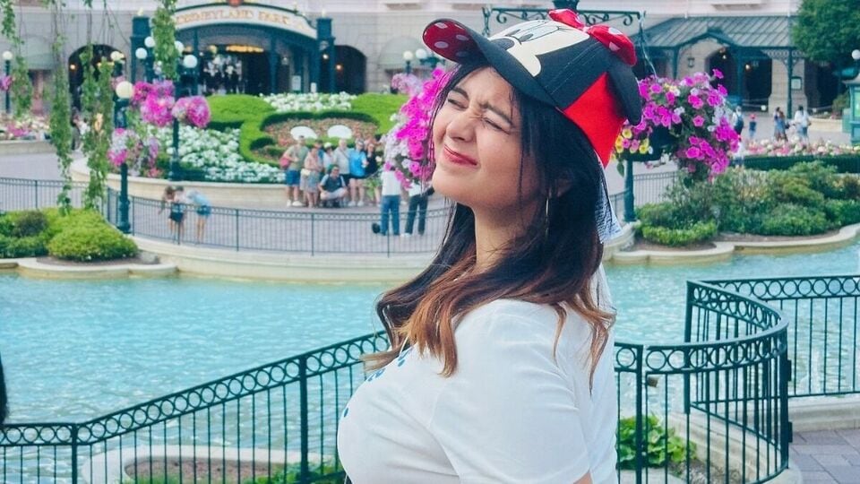 ক্যালিফোর্নিয়া বিশ্ববিদ্যালয় থেকে স্নাতোকত্তর পাশ করেছেন ঋতাভরী। এক সাক্ষাৎকারে অভিনেত্রীকে বলতে শোনা গিয়েছে, বাড়ি থেকে কোনোদিন ক্লাসে টপ করা নিয়ে চাপ দেওয়া হত না তাঁকে। কিন্তু ঋতাভরী নিজে সবসময় ভাবতেন, তাঁকে ফার্স্ট বা সেকেন্ড বা থার্ড হতেই হবে। নিজেই নিজের উপর প্রেসার দিতেন। ভালোবাসতেন লেখাপড়া করতে। 