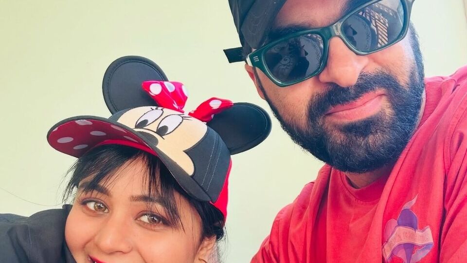 বলিউডের একাধিক হিট সিনেমার চিত্রনাট্য লিখেছেন ঋতাভরীর হবু বর সুমিত আরোরা। খোদ কিং খান শাহরুখের সেই ব্লকবাস্টার ছবি ‘জওয়ান’ থেকে শুরু করে, ‘স্ত্রী’, ‘চন্দু চ্যাম্পিয়ান’, 'গিন্নি ওয়েডস সিন্নি', '৮৩', 'বেবি জন', 'দেবা', ‘অল ইজ ওয়েল’,'হোয়াইট শার্ট'-এর মতো ছবির সংলাপ লিখেছেন তিনি। 'পরী' ছবির সেটে আলাপ হয়েছিল ঋতাভরী ও সুমিতের। তারপর ধীরে ধীরে প্রেম। মাঝে যদিও লম্বা সময় ব্রেকআপ। সেই সময় মনেরডাক্তার তথাগতর সঙ্গে ঋতাভরী সম্পর্কে জড়ান। তবে তথাগতর সঙ্গে সম্পর্ক ভাঙার পর, ফেরেন পুরনো প্রেমের কাছেই। আর এখন বিয়ে করার পালা। 