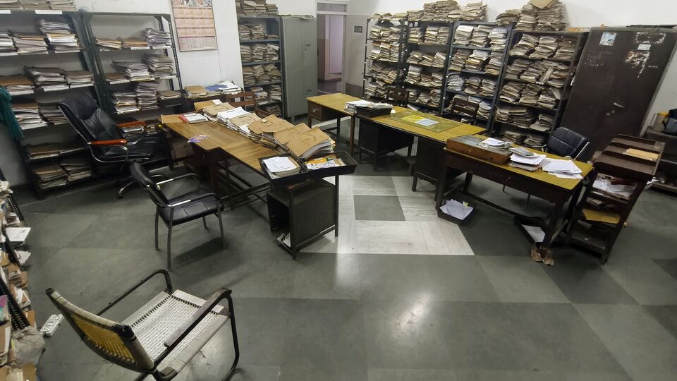 দাবি করা হচ্ছে, ২০০৯ থেকে ২০১৬ সাল পর্যন্ত রাজ্য সরকারি কর্মীদের ডিএ হিসেব করতে গেলে প্রায় ১০ লক্ষ কর্মীর সার্ভিস বুক ধরে ধরে কাজ করতে হবে সরকারকে। সেটা সময়সাপেক্ষ হতে চলেছে। এদিকে রিপোর্টে দাবি করা হয়েছে, এই 'সমস্যা' তুলে ধরে বকেয়া ডিএ-র ২৫ শতাংশ মেটানোর জন্য সুপ্রিম কোর্টের কাছে আরও কয়েক মাস সময় চাইতে পারে রাজ্য সরকার। 