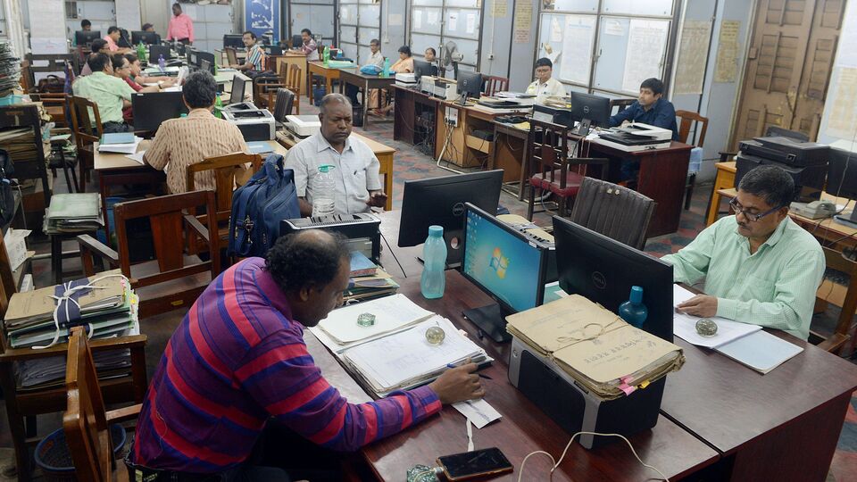 প্রসঙ্গত, দীর্ঘ ২ বছরেরও বেশি সময় ধরে সুপ্রিম কোর্টে ঝুলে আছে পশ্চিমবঙ্গ রাজ্য সরকার কর্মীদের বকেয়া ডিএ মামলা। প্রসঙ্গত, সুপ্রিম কোর্টে রাজ্য সরকারি কর্মচারীদের ডিএ সংক্রান্ত যে মামলাটি চলছে, সেটা পঞ্চম বেতন কমিশন সংক্রান্ত। ২০১৬ সাল থেকে সেই মামলা চলছে। এই মামলাটি স্টেট অ্যাডমিনিস্ট্রেটিভ ট্রাইবুনাল, কলকাতা হাইকোর্ট হয়ে সুপ্রিম কোর্টে এসেছে। প্রথমে স্যাটে জয় পেয়েছিল রাজ্য সরকার। তারপর থেকে প্রতিটি ক্ষেত্রে জয় পেয়েছেন রাজ্য সরকারি কর্মচারীরা।