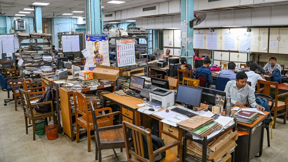 এদিকে সুপ্রিম কোর্টের নির্দেশ অনুযায়ী, ২০০৯ সাল থেকে ২০১৯ সালের সময়কালে পঞ্চম বেতন কমিশনের আওতায় বকেয়া ডিএ-র ২৫ শতাংশ মেটাতে হবে সরকারকে। তবে ডিএ তো নির্ভর করে মূল বেতনের ওপর। এই আবহে ২০০৯ থেকে ২০১৬ সাল পর্যন্ত সরকারি কর্মীদের বেতের হিসেবই যদি না পাওয়া যায়, সেই ক্ষেত্রে ডিএ গণনা করা হবেই বা কী করে? 