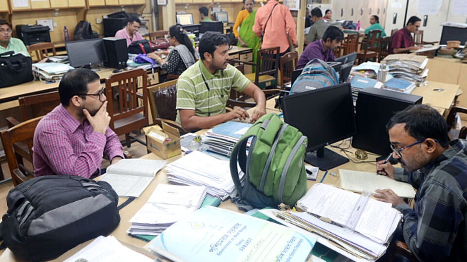 রিপোর্টে দাবি করা হয়েছে, ২০১৬ সালের আগের রাজ্য সরকারি কর্মীদের বেতনের হিসেব নাকি রাজ্য খুঁজে পাচ্ছে না। উল্লেখ্য, ২০১৬ সালের আগে বেতন সংক্রান্ত প্রক্রিয়া অনলাইনের আওতায় আসেনি। পরে ২০১৫-১৬ সালে অর্থ দফতর হিউম্যান রিসোর্স ম্যানেজমেন্ট সিস্টেম চালু করেছিল। তখন থেকে বেতনের যাবতীয় হিসেব ডিজিটাল মাধ্যমে সংরক্ষিত আছে। 