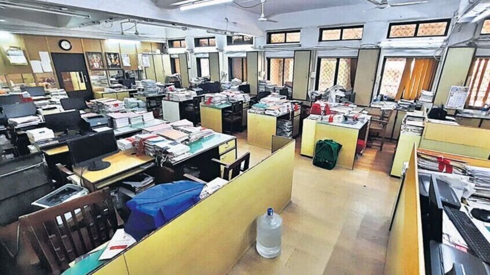 পঞ্চম বেতন কমিশনের আওতায় বকেয়া মহার্ঘ ভাতার ২৫ শতাংশ মেটানোর জন্য আর মাত্র একদিন সময় হাতে আছে সরকারের। এরই মাঝে এই ইস্যুটিতে একটি নয়া মোড় এল। রাজ্য সরকার ডিএ সংক্রান্ত পুরনো তথ্য খুঁজে পাচ্ছে না বলে দাবি করা হল রিপোর্টে। এই আবহে সময়মতো রাজ্য সরকারি কর্মীদের বকেয়া ডিএ পাওয়া নিয়ে সংশয় দেখা দিয়েছে। 