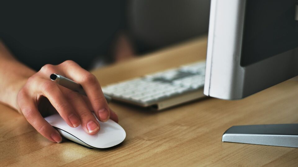 ব্যাঙ্কের ব্রাঞ্চগুলি এই দিনগুলিতে ছুটি থাকলেও, এটিএম, মোবাইল অ্যাপ সহ নানান পরিষেবা খোলা থাকবে। তবে চেক ক্লিয়ারেন্স, এনইএফটি, আরটিজিএস-র কাজে ব্যাঙ্কে বন্ধ থাকার দিনগুলিতে প্রভাব পড়তে পারে। 