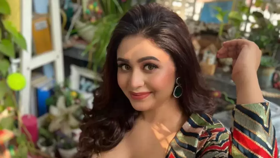 ঋতাভরী চক্রবর্তী ক্লাস টেন অবধি পড়াশোনা করেন সল্টলেকের হরিয়ানা বিদ্যামন্দির থেকে। আর দশম শ্রেণির পরীক্ষার পরপরই তাঁর কাছে আসে ‘ওগো বধূ সুন্দরী’তে নায়িকা ললিতা চরিত্রে কাজ করার অফার। তবে লেখাপড়ায় ভীষণ ভালো ছিলেন ঋতাভরী, তাই সিরিয়ালের ১৫-১৬ ঘণ্টা শ্যুটিংয়ের পাশাপাশি, পরীক্ষা দেন ক্লাস টুয়েলভের। সঙ্গে খুব ভালো ফলাফলও করেন।