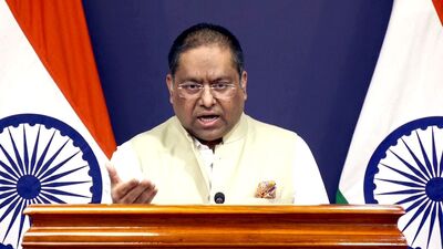 এই আবহে রণধীর জয়সওয়াল স্পষ্ট বলেন, 'আশপাশের অঞ্চলের ঘটনাপ্রবাহে আমরা সবসময় নিবিড় নজর রাখি। কারণ এগুলো আমাদের স্বার্থ ও নিরাপত্তা সম্পর্কিত।' এদিকে বাংলাদেশ ও ভারতের দ্বিপক্ষীয় বাণিজ্যের বিষয়ে রণধীর বলেন, 'দীর্ঘদিন ধরে ঝুলে থাকা সমস্যা সমাধানের অপেক্ষায় আছি।' এদিকে গঙ্গার জলবণ্টন ইস্যুতে তিনি বলেন, 'বিষয়টি যৌথ নদী কমিশন দেখবে।' 