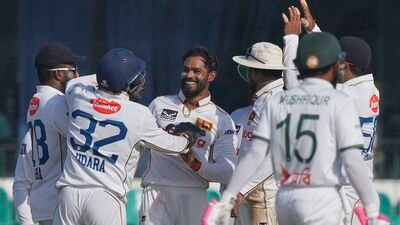 যদিও তাইজুলদের সেই পারফরম্যান্স থেকে অনুপ্রেরণা জোগাতে পারেনি বাংলাদেশি ব্যাটারদের। দ্বিতীয় ইনিংসে নেমে দিনের শেষে বাংলাদেশের স্কোর দাঁড়িয়েছে ছয় উইকেটে ১১৫ রান। ক্রিজে আছেন লিটন দাস (অপরাজিত ১৩ রান) এবং মেহদি হাসান মিরাজ (১১ রানে অপরাজিত)। সর্বোচ্চ ২৬ রান করেছেন মুশফিকুর রহিম। তাঁর মতোই বাকিরা শুরুটা ঠিকঠাক করলেও বড় ইনিংস খেলতে পারেননি। (ছবি সৌজন্যে এপি) 