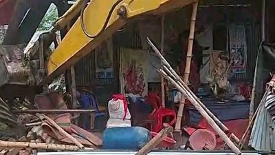 বাংলাদেশি হিন্দু, তাদের সম্পত্তি এবং ধর্মীয় প্রতিষ্ঠানের সুরক্ষায় বাংলাদেশের অন্তর্বর্তীকালীন সরকারের দায়িত্বের উপর জোর দিয়েছেন রণধীর জয়সওয়াল। উল্লেখ্য, ইউনুস জমানায় সেই দেশের সংখ্যালঘুরা ক্রমেই অত্যাচারিত হচ্ছে। তবে নিজের মতো করে যুক্তি সাজিয়ে সেই সবের থেকে দায় ঝেরে ফেলছেন প্রধান উপদেষ্টা মহাশয়। সেই দেশে কয়েক হাজারের খুনে দায়ী রাজাকার বেকসুর খালাস পেয়ে যায়। যে কি না আবার ফাঁসির আসামী। তবে সেখানেই জোর করে ভুয়ো মামলার আছিলায় আটকে রাখা হয় চিন্ময়কৃষ্ণ দাসের মতো হিন্দু সন্ন্যাসীকে। 