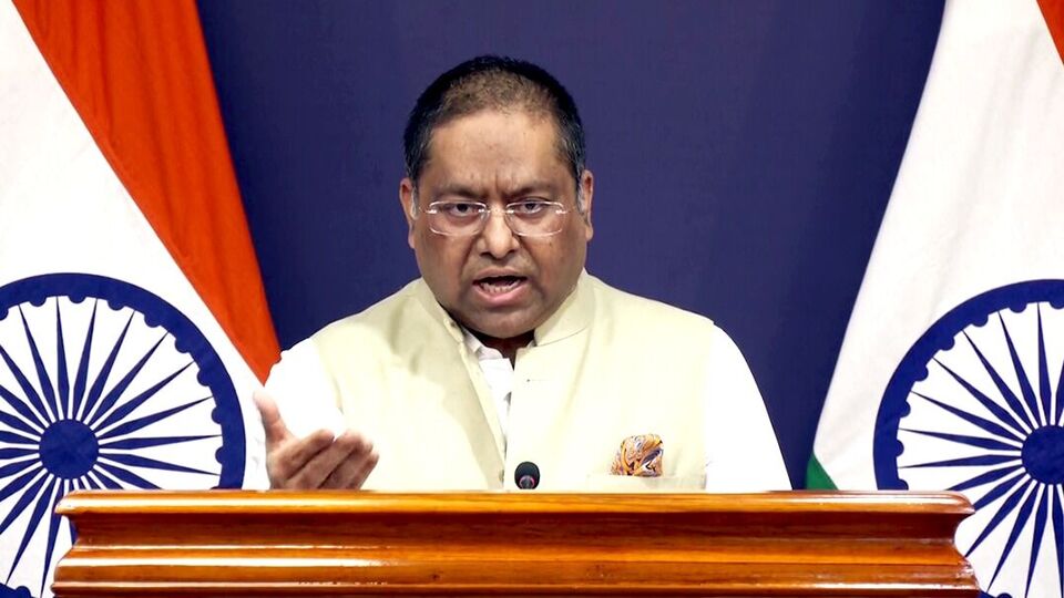 এই আবহে রণধীর জয়সওয়াল স্পষ্ট বলেন, 'আশপাশের অঞ্চলের ঘটনাপ্রবাহে আমরা সবসময় নিবিড় নজর রাখি। কারণ এগুলো আমাদের স্বার্থ ও নিরাপত্তা সম্পর্কিত।' এদিকে বাংলাদেশ ও ভারতের দ্বিপক্ষীয় বাণিজ্যের বিষয়ে রণধীর বলেন, 'দীর্ঘদিন ধরে ঝুলে থাকা সমস্যা সমাধানের অপেক্ষায় আছি।' এদিকে গঙ্গার জলবণ্টন ইস্যুতে তিনি বলেন, 'বিষয়টি যৌথ নদী কমিশন দেখবে।' (ANI Grab)