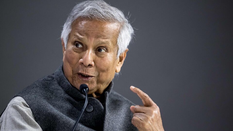 এদিকে জাতীয় নাগরিক পার্টির উত্তরাঞ্চলের মুখ্য সংগঠক সারজিস আলম আবার ফেসবুক পোস্টে লেখেন, '৮ অগস্ট দ্বিতীয় স্বাধীনতা শুরু হয়নি। বরং সেদিন দ্বিতীয় স্বাধীনতা নষ্টের, ছাড় দেওয়ার এবং বিপ্লব বেহাতের কর্মযজ্ঞ শুরু হয়েছিল। ৫ অগস্ট ‘জুলাই গণঅভ্যুত্থান দিবস’ এবং ‘দ্বিতীয় স্বাধীনতা দিবস।' (AFP)