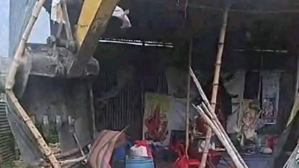 বাংলাদেশের রাজধানীতে দুর্গা মন্দির ধ্বংসের নিন্দা জানিয়ে ভারত বলেছে, এই ঘটনা ঢাকার হিন্দু সংখ্যালঘু ও তাদের ধর্মীয় প্রতিষ্ঠানগুলোকে রক্ষায় ঢাকার অন্তর্বর্তীকালীন সরকারের অক্ষমতারই প্রতিফলন। গত আগস্টে শেখ হাসিনা সরকারের পতন এবং নোবেল বিজয়ী মহম্মদ ইউনুসের নেতৃত্বে তত্ত্বাবধায়ক সরকার প্রতিষ্ঠার পর দ্বিপক্ষীয় সম্পর্কের তীব্র অবনতির প্রেক্ষাপটে পররাষ্ট্র মন্ত্রণালয়ের মুখপাত্র রণধীর জয়সওয়ালের এই মন্তব্য বেশ তাৎপর্যপূর্ণ। 