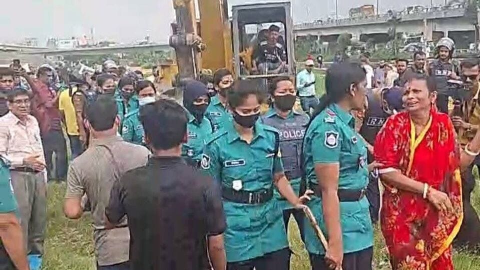 বাংলাদেশের ধর্মীয় সংখ্যালঘুদের ওপর নির্যাতন থামাতে ব্যর্থ হওয়ার জন্য ভারত এর আগেও বহুবার ইউনুসের অন্তর্বর্তীকালীন সরকারের সমালোচনা করেছে। সাম্প্রতিককালে অবশ্য ইউনুসের বাংলাদেশে পরিস্থিতির কোনও উন্নতি ঘটেনি। এর আগে বাংলাদেশে রবীন্দ্রনাথ ঠাকুরের পৈতৃক নিবাস ভাঙচুরের নিন্দা জানিয়েছিল ভারত। আর এবার ঢাকার দুর্গা মন্দির ধ্বংসের জন্য বাংলাদেশি কর্তৃপক্ষের সমালোচনা করেছেন। 