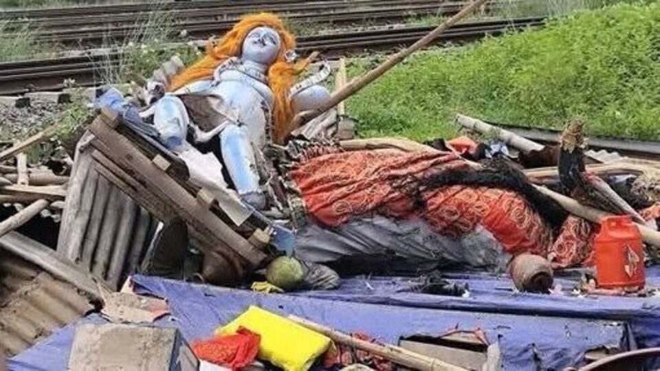 ঢাকায় মন্দির ভাঙার ঘটনা নিয়ে রণধীর জয়সওয়াল বলেন, আমরা বুঝতে পারছি, চরমপন্থীরা ঢাকার খিলক্ষেতে দুর্গা মন্দির ভাঙার জন্য উঠে পড়ে লেগেছিল। অন্তর্বর্তীকালীন সরকার মন্দিরকে নিরাপত্তা দেওয়ার পরিবর্তে এই ঘটনাটিকে অবৈধ জমি ব্যবহার বলে প্রচার করেছিল... এবং আজ (বৃহস্পতিবার) মন্দির ধ্বংসের অনুমতি দিয়েছে সরকার। এর ফলে প্রতিমা স্থানান্তরিত হওয়ার আগেই মন্জদির ভেঙে সেটির ক্ষতি করা হয়েছে। বাংলাদেশে এ ধরনের ঘটনার পুনরাবৃত্তিতে আমরা মর্মাহত।' 