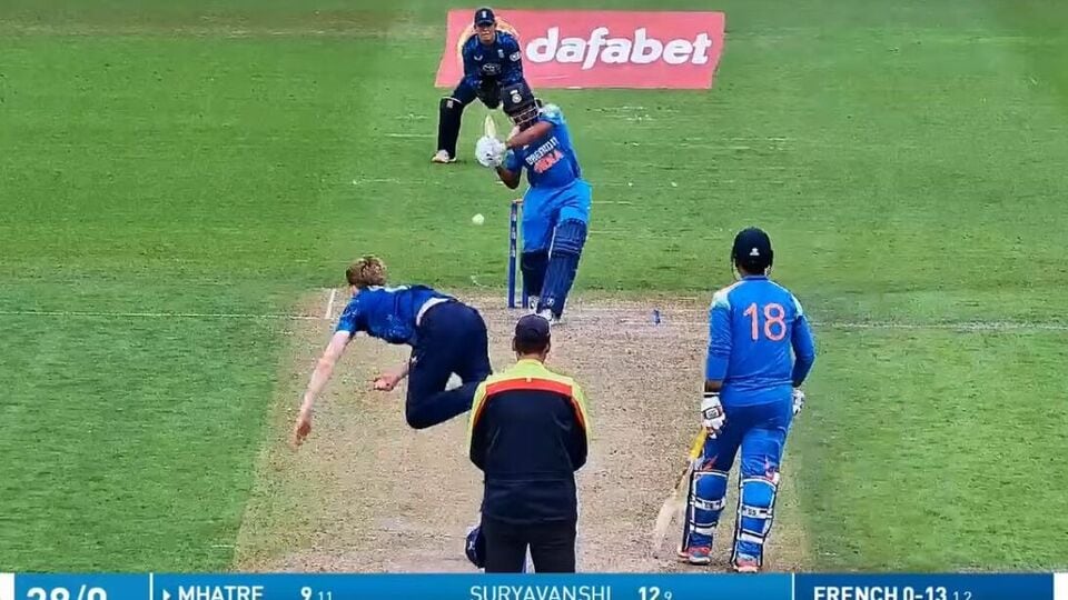 শেষপর্যন্ত ৩৪ বলে ৪৫ রানে অপরাজিত থাকেন অভিজ্ঞান কুণ্ডু। ২৫ বলে ১৭ রানে অপরাজিত থাকেন রাহুল কুমার। সেইসবের মধ্যে নজর কেড়ে নিয়েছে বৈভবের জার্সি নম্বর। ১৮ নম্বর জার্সি পরে খেলছিলেন বৈভব। ভারতের পুরুষ ক্রিকেটে যে ১৮ নম্বর জার্সি বলতে একজনের কথাই মাথায় আসে। তিনি হলেন বিরাট কোহলি। আর বৈভব ১৮ নম্বর জার্সি পরে বিধ্বংসী ইনিংস খেলায় মজেছেন অনেকেই। (ছবি সৌজন্যে, ইউটিউব Sussex Cricket)