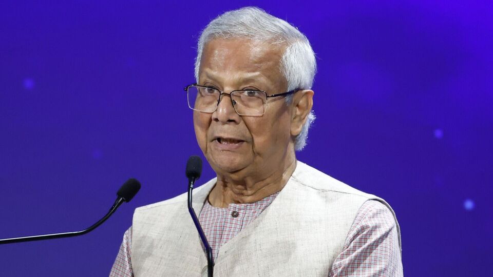 সম্প্রতি বাংলাদেশের অন্তর্বর্তীকালীন সরকার ঘোষণা করে, এবার থেকে ৮ অগস্ট পালিত হবে 'নতুন বাংলাদেশ দিবস'। উল্লেখ্য, সেদিনই মহম্মদ ইউনুসের অন্তর্বর্তীকালীন সরকার গঠিত হয়েছিল ২০২৪ সালে। এই আবহে নিজের সরকার গঠনের দিনকে বাংলাদেশের ইতিহাসে চিরস্মরণীয় করে রাখতে চান ইউনুস। এককথায় বঙ্গবন্ধুকে মুছে ফেলে নিজেকেই যেন নতুন জাতির জনক বানাতে সচেষ্ট এই নোবেলজয়ী। (Bloomberg)