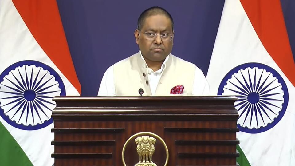 পাকিস্তান, বাংলাদেশ এবং চিনের বিদেশ মন্ত্রকের ত্রিপাক্ষীয় বৈঠক নিয়ে ভারতের বিদেশ মন্ত্রকের মুখপাত্র বলেন, 'ক্রমাগত এই বিষয়টির ওপর নজর রেখে চলেছি আমরা।' রণধীর জয়সওয়াল আরও বলেন, এই প্রতিটি দেশের সঙ্গেই ভারতের সম্পর্কের আলাদা আলাদা প্রেক্ষাপট রয়েছে। কিন্তু পরিবর্তিত প্রেক্ষাপট সেই সম্পর্কে প্রভাব ফেলতে পারে।' (HT_PRINT)