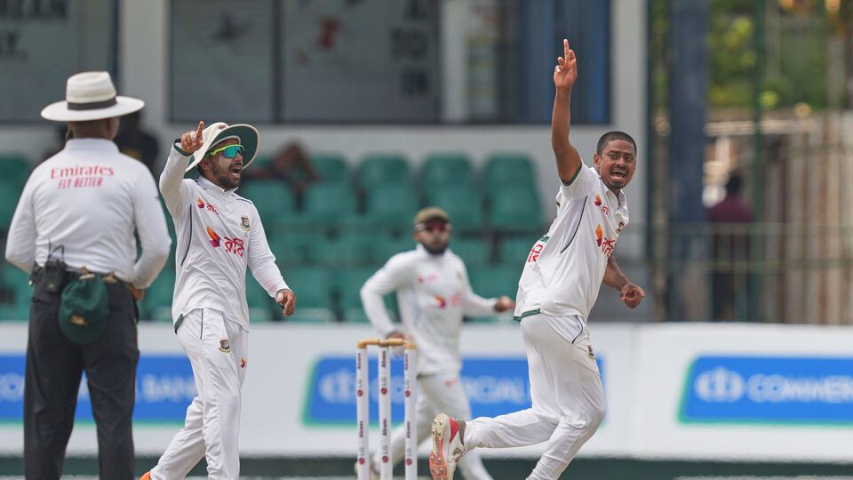 বাংলাদেশের প্রথম ইনিংসে ২৪৭ রানের জবাবে ৪৫৮ রানে অল-আউট হয়ে যায় শ্রীলঙ্কা। পাঁচটি উইকেট নেন তাইজুল ইসলাম। তিনটি উইকেট পান অপর স্পিনার নায়েম হাসান। তাঁদের সৌজন্যেই প্রথম ইনিংসে শ্রীলঙ্কার লিডটা ২১১ রান পেরোয়নি। আর তাইজুল তো নজির গড়েছেন। স্পর্শ করেছেন শাকিব আল হাসানের রেকর্ডকে। বাংলাদেশের বোলারদের মধ্যে তাঁরা দু'জনেই বিদেশের মাটিতে টেস্টে ইনিংসে পাঁচ বা তার বেশি উইকেট তুলেছেন পাঁচবার। (ছবি সৌজন্যে এপি)