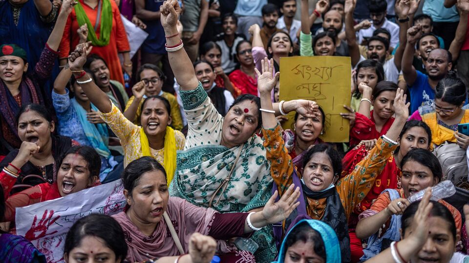 এদিকে এই ঘটনায় শীল পরিবারের অভিযোগ, ধর্ম অবমাননার মিথ্যে অভিযোগ তুলে পরেশ চন্দ্র শীল এবং বিষ্ণু চন্দ্র শীলকে পরিকল্পিতভাবে হেনস্থা করা হয়েছে। এই বিষয়ে বিবিসি বাংলাকে বিষ্ণুর স্ত্রী রানি শীল দাবি করেছেন, ঝামেলা শুরু হয়েছিল টাকা নিয়ে। পরে সেখান থেকে ধর্ম অবমাননার ভুয়ো দাবি রটিয়ে দেওয়া হয় এবং তাঁদের সেলুনে হামলা চালানো হয়েছিল। 