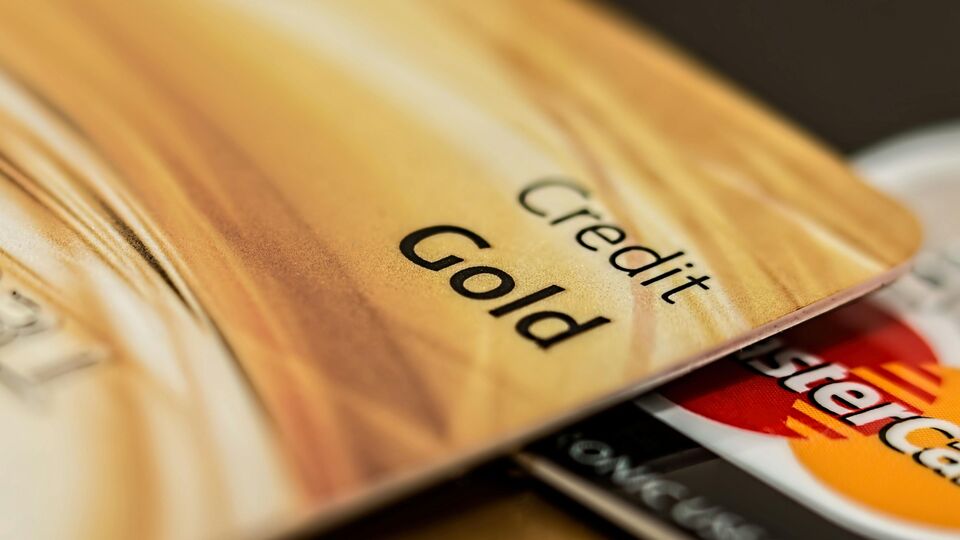 ক্রেডিট কার্ডের বিল পরিশোধের নিয়মে বদল আনল রিজার্ভ ব্যাঙ্ক অফ ইন্ডিয়া (RBI)। নতুন নিয়ম অনুযায়ী, এখন থেকে ভারত বিল পেমেন্ট সিস্টেমের (বিবিপিএস) মাধ্যমে ক্রেডিট কার্ডের সমস্ত বিল পরিশোধ করা যাবে। এটি ফোনপে, ক্রেডের মতো প্ল্যাটফর্মগুলিকে প্রভাবিত করবে, কারণ বর্তমানে মাত্র আটটি ব্যাংক বিবিপিএসে এই সুবিধা শুরু করেছে। 