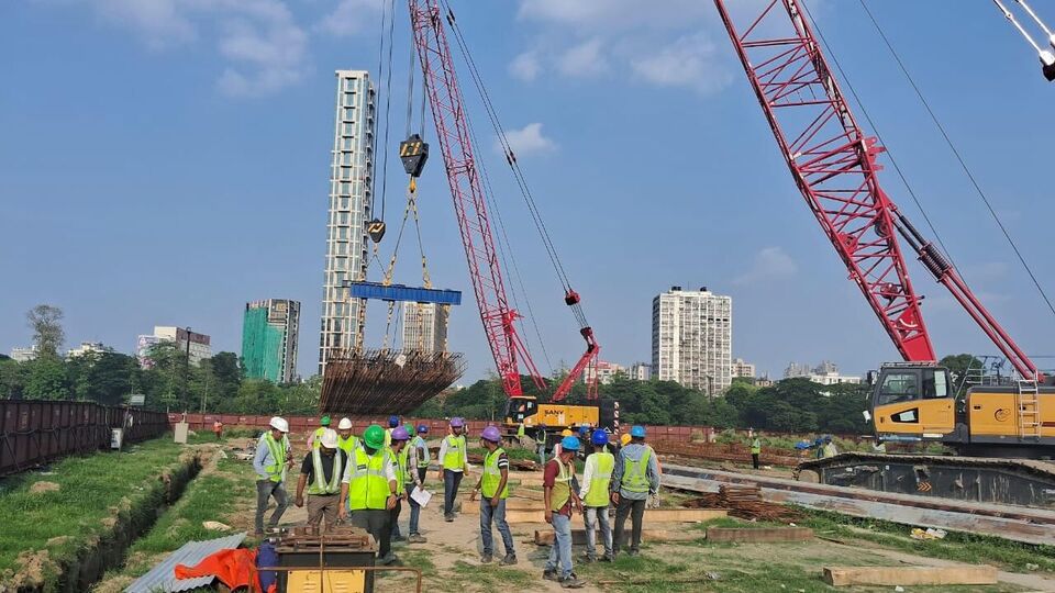 জোকা-এসপ্ল্যানেড রুটে খিদিরপুর মেট্রো স্টেশন তৈরির জন্য রাজ্য সরকারের অনুমতি পাওয়া গেল অবশেষে। অবশ্য এরই সঙ্গে রাজ্যের তরফ থেকে একাধিক শর্ত দেওয়া হয়েছে মেট্রো রেল কর্তৃপক্ষকে। বলা হয়েছে, মেট্রো স্টেশনের কাজের সময় কোনও ভাবে যেন আলিপুর বডিগার্ড লাইনের কোনও কাঠামো যেন ক্ষতিগ্রস্ত না হয়। 
