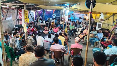সেইসঙ্গে সংগ্রামী যৌথ মঞ্চের মুখ্য আহ্বায়ক বলেছেন, ‘কর্মচারী বিরোধী সরকার নিপাত যাক। কর্মচারী ও শিক্ষকের স্বার্থ-বিরোধী এবং হকের মহার্ঘ ভাতা প্রদানে রাজ্য সরকারের এই পদক্ষেপকে সংগ্রামী যৌথ মঞ্চ ধিক্কার ও প্রতিবাদ জানাচ্ছে। শিক্ষক, কর্মচারী, বঞ্চিত মানুষের ঐক্য জিন্দাবাদ।’ (ফাইল ছবি, সৌজন্যে ফেসবুক) 