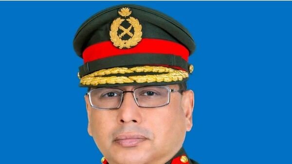 ছুরি উঁচিয়ে বাংলাদেশের সেনার চিফকে খুনের হুঁশিয়ারি কার?টার্গেটে আরও ২ ব্যক্তিত্ব