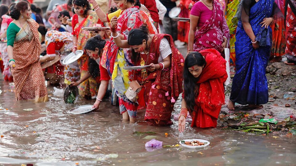 এই পুজোয় ঘট আম পাতা ১৩ গাছি লাল সুতো, ১৩ টি দূর্বা, ১৩ রকম ফল, ১৩ টি পান, ১৩ টি সুপুরি প্রয়োজন হয়। প্রত্যেকটা লাল সুতোয় ১৩ টি করে গিঁট দেওয়া হয়। এই সুতোয় ১৩ টি দূর্বাও বেঁধে দেওয়া হয়। এই সুতো বাড়ির সকল সদস্যদের হাতে বেঁধে দিতে হয়। এই দিন ঘরে ঘরে নিরামিষ খাওয়া হয়। এবং মায়ের কাছে পরিবারের মঙ্গলের জন্য কামনা করা হয়। এই ১৩ গিঁট যুক্ত লাল সুতো মেয়েদের বাঁ হাতে ও ছেলেদের ডান হাতে বাঁধতে হয়। পুজোর পর ১৩ টি লুচি ও ১৩ রকমের ফল খেতে হয়।(REUTERS)