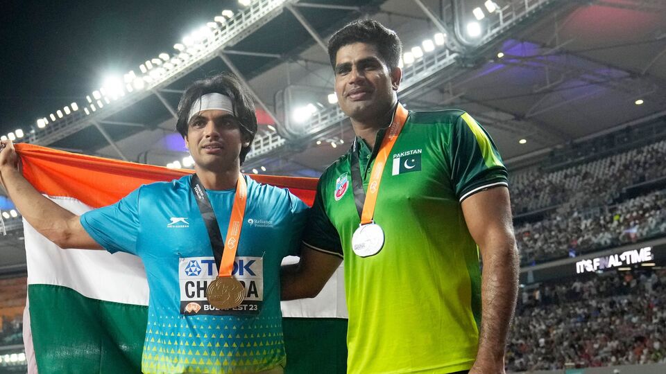 এদিকে ১৪০৭ পয়েন্ট নিয়ে তৃতীয় স্থানে রয়েছেন জার্মান তারকা জুলিয়ান ওয়েবার। আর ১৩৭০ স্কোর নিয়ে চতুর্থ স্থানে রয়েছেন পাকিস্তানের আরশাদ নাদিম। নীরজ এই বছরের সেপ্টেম্বরে টোকিওতে তাঁর বিশ্ব চ্যাম্পিয়নশিপের শিরোপা রক্ষার লড়াইতে নামবেন। তার আগে অবশ্য চলতি বছরে ভালোই ফর্মে আছেন তিনি। 