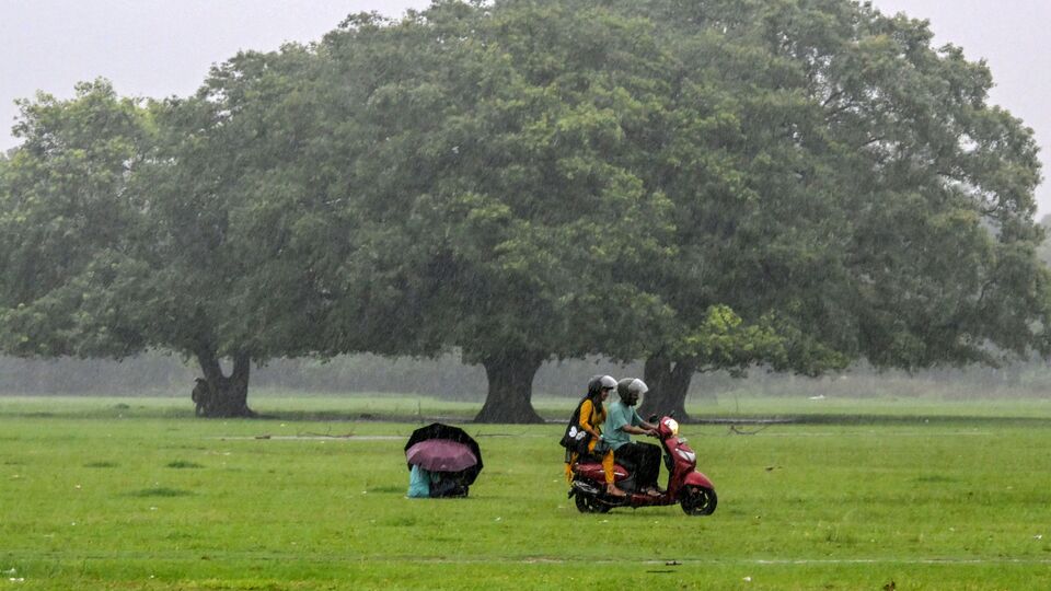দক্ষিণবঙ্গের আবহাওয়ার পূর্বাভাস বুধ থেকে বৃহস্পতির- বুধ ও বৃহস্পতিবার দক্ষিণবঙ্গের বেশ কিছু এলাকায় ঝোড়ো হাওয়ার সঙ্গে মাঝারি বর্ষণ হতে পারে বেশ কিছু জায়গায়। শুক্রবার উত্তর ও দক্ষিণ ২৪ পরগনার কিছু অংশে ভারী বর্ষণের সম্ভাবনা রয়েছে। (AFP)