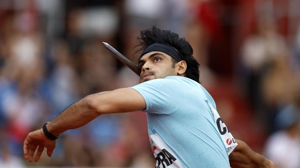 টোকিও অলিম্পিকে সোনাজয়ী নীরজ চোপড়া বিশ্ব ব়্যাঙ্কিংয়ে শীর্ষস্থান পুনরুদ্ধার করেছেন। গত বছর ১৭ সেপ্টেম্বর ব্রাসেলসে ডায়মন্ড লিগ ফাইনালে জয়ের পর থেকে সেই স্থানে ছিলেন গ্রেনাডিয়ান অ্যাথলিট অ্যান্ডারসন পিটার্স। তবে ফের একনম্বর স্থানে এলেন নীরজ। বর্তমানে নীরজের পয়েন্ট ১৪৪৫, পিটার্সের ১৪৩১। (HT_PRINT)