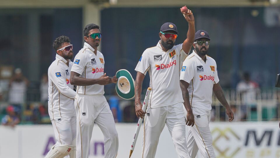 কলম্বো টেস্টে বাংলাদেশকে হারিয়ে নতুন ওয়ার্ল্ড টেস্ট চ্যাম্পিয়নশিপ চক্রে সব থেকে বেশি পয়েন্ট সংগ্রহ করে নেয় শ্রীলঙ্কা। গলের ড্র টেস্ট থেকে ৪ পয়েন্ট সংগ্রহ করে শ্রীলঙ্কা। এবার কলম্বোর ১২ পয়েন্ট। সব মিলিয়ে ২ ম্যাচে শ্রীলঙ্কার খাতায় রয়েছে ১৬ পয়েন্ট। যদিও সব থেকে বেশি পয়েন্ট থাকা সত্ত্বেও টেস্ট চ্যাম্পিয়নশিপ টেবিলে তিন নম্বরে রয়েছে তারা। আসলে টেস্ট চ্যাম্পিয়শিপে গুরুত্ব পায় সংগৃহীত পয়েন্টের শতকরা হার। শ্রীলঙ্কার পয়েন্ট সংগ্রহের শতকরা হার এই মুহূর্তে ৬৬.৬৭। ছবি- এপি।
