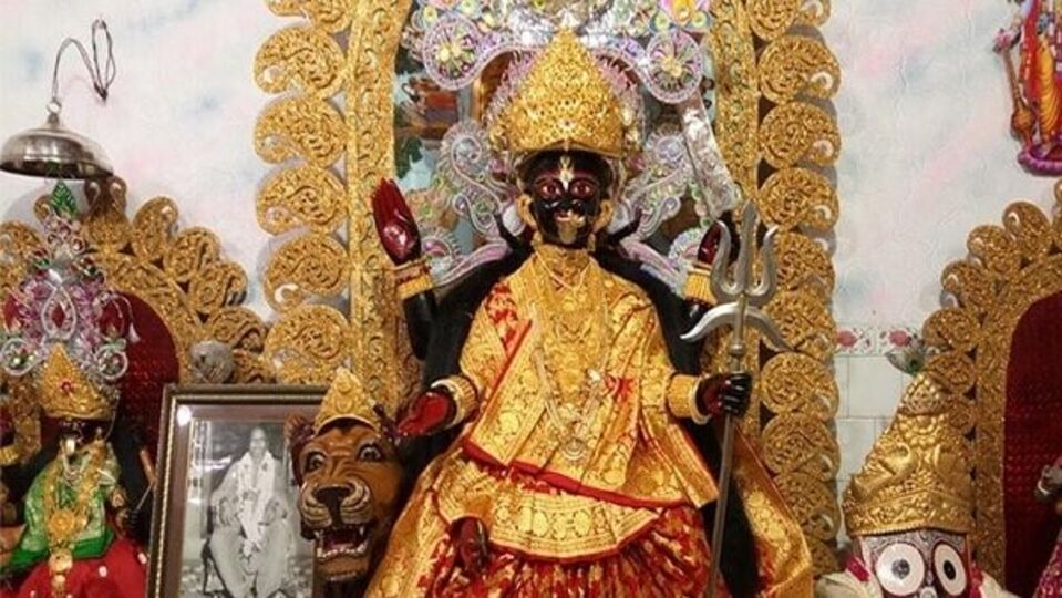 আষাঢ় মাসে সোজা রথ থেকে উল্টো রথের মধ্যে যে শনি ও মঙ্গলবার পড়ে সেই শনি ও মঙ্গলবারে মা দুর্গার বিপত্তারিণী রূপের পুজো করা হয়। পশ্চিমবঙ্গে এই পুজো খুব ধুমধাম সহকারে পালিত হয়। বহু বাঙালি পরিবারে বিপত্তারিণী পুজো করা হয়। বিশ্বাস করা হয়, মা দুর্গার বিপদতারিনী রূপের পুজো সংসারে সমস্ত আপদ বিপদ কাটিয়ে সংকট থেকে রক্ষা করে। এই পুজোয় মাকে ১৩ রকমের ফল নিবেদন করা হয়।