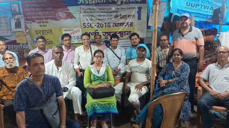 বকেয়া ডিএ নিয়ে রাজ্য সরকার সুপ্রিম কোর্টে দ্বারস্থ হওয়ার পরে নবান্নকে আক্রমণ শানিয়েছে সংগ্রামী যৌথ মঞ্চ। রাজ্য সরকারি কর্মচারীদের সংগঠনের তরফে দাবি করা হয়েছে, শীর্ষ আদালতের বেঁধে দেওয়া সময়সীমা শেষ হওয়ার ঠিক আগেই নবান্ন যে সুপ্রিম কোর্টে গিয়েছে, তাতে কোনওরকম রেহাই পাবে না। আর সুপ্রিম কোর্টেও গিয়েও স্বস্তি পাবে না বলে দাবি করা হয়েছে। (ফাইল ছবি, সৌজন্যে ফেসবুক)